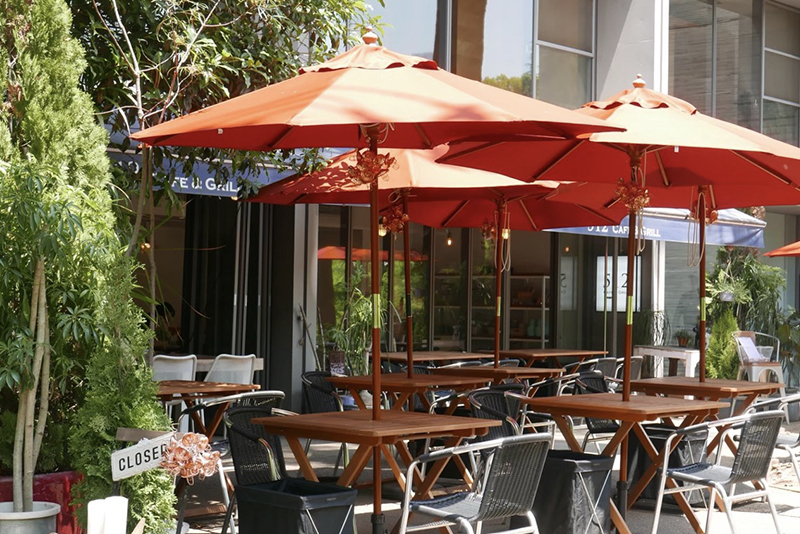 心地よい風が通るオープンエアのテラス席